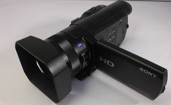 Filmadora sony hdr-cx900 usada para cobertura de notícias e jornalismo: agilidade e qualidade em campo.
