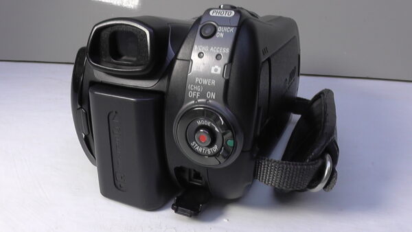filmadora sony hdr-sr12 usada com anel pequeno multifuncional para controle rápido de ajustes manuais. - Imagem 6