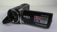 Filmadora sony hdr-cx190 Handycam usada com zoom óptico aproxime-se da ação com clareza total.
