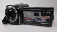 Filmadora sony hdr-pj50 de mão usada com design ergonômico para horas de gravação confortável e estável.