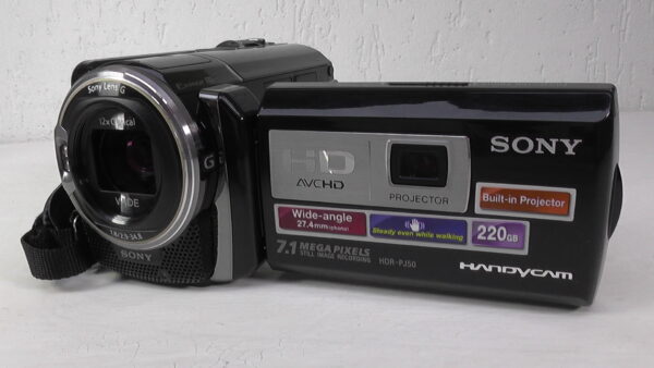 Filmadora sony hdr-pj50 de mão usada com design ergonômico para horas de gravação confortável e estável.