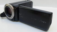 Filmadora sony hdr-cx260 e câmera com rosca para tripé na base para gravações estáveis e planejadas.