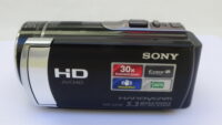 filmadora sony hdr-cx675 pequena no tamanho, grande na captura. discreta e eficiente