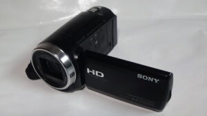 filmadora sony hdr-cx675 pequena no tamanho, grande na captura. discreta e eficiente